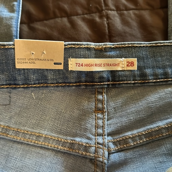 Levi’s 724 Distressed High Rise Slim Straight Jeans - Picture 7 of 16